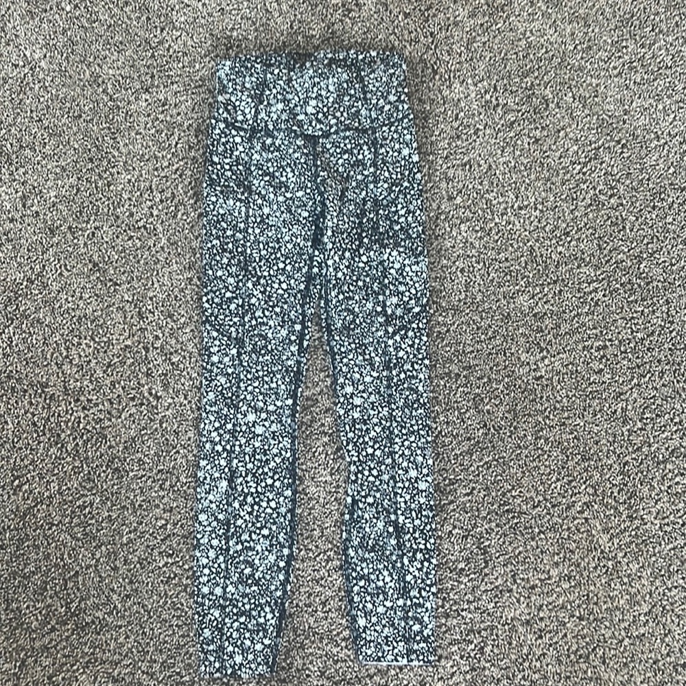 Lululemon black and white leggings never worn perfect condition size 2